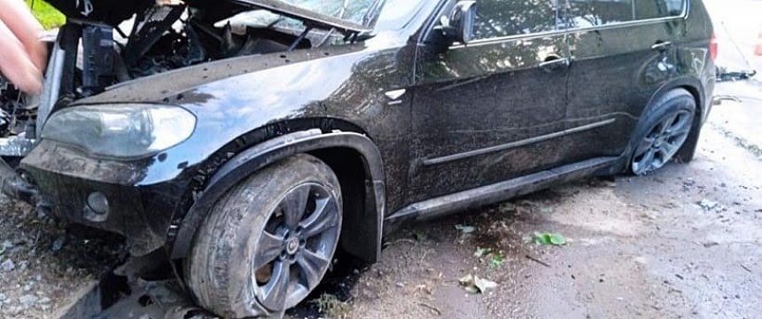 В Мозыре BMW X5 завалил столб, водитель в больнице