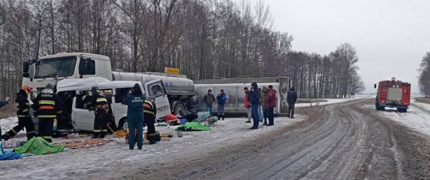 Жуткая авария под Калинковичами: маршрутка вылетела на встречку под молоковоз. Погибло 5 женщин, водитель в реанимации.