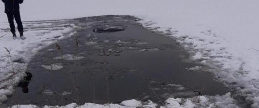 Дрифт на водоеме под Мозырем: иномарка ушла под лед