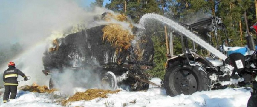 В Мозырьском районе на ходу загорелся трактор с 11 тюками соломы