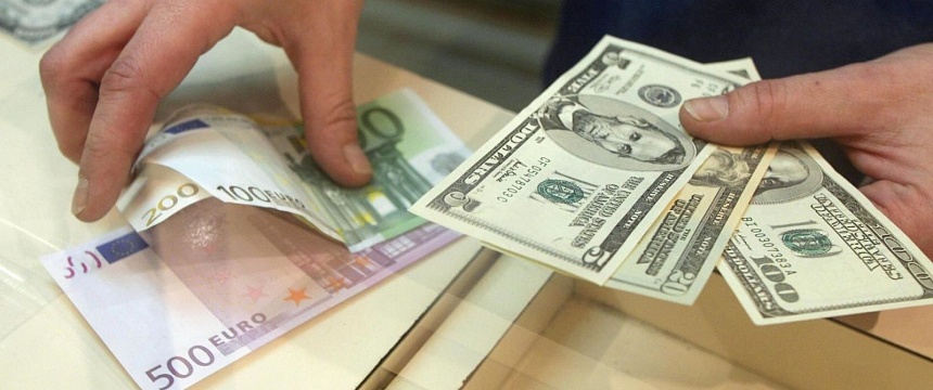 Доллар и евро на торгах 24 апреля подешевели, российский рубль подорожал.