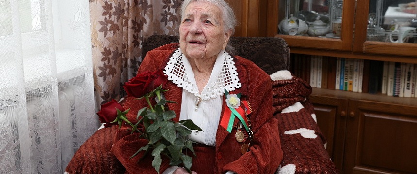 В Мозыре Бартош поздравил ветерана войны Марию Николаеву