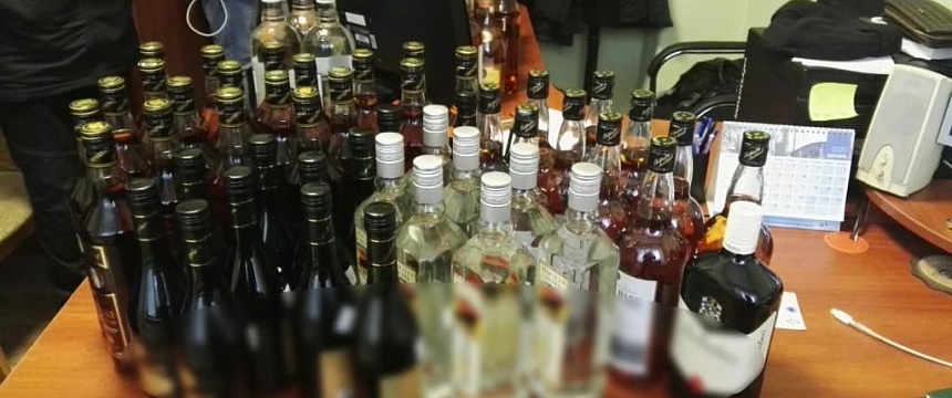 Мозырские правоохранители обнаружили у местного жителя более 100 литров алкогольной продукции