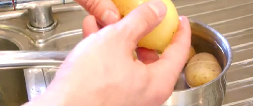 Как быстро и без особых усилий почистить картофель
