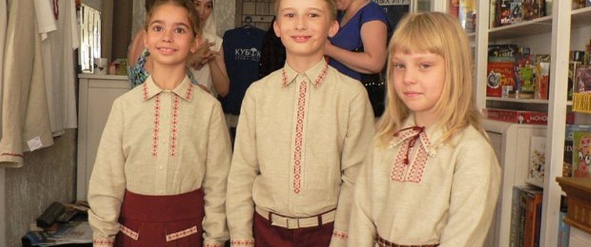 В Гродно представили школьную форму с национальным колоритом