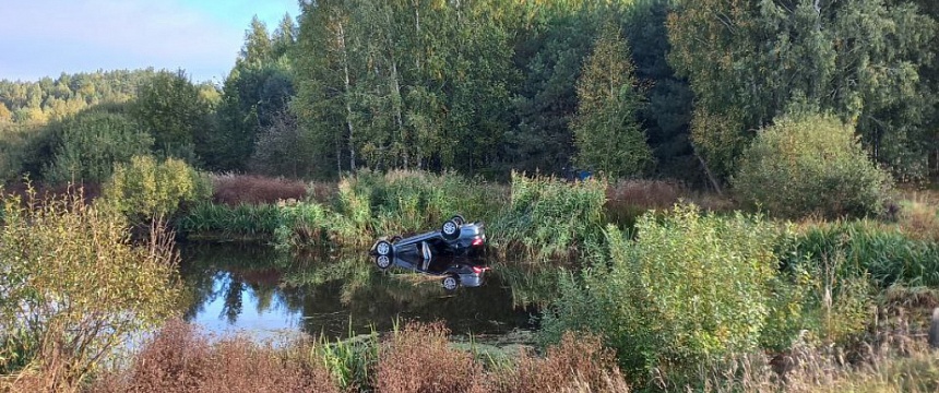 В Калинковичском районе легковушка опрокинулась в мелиоративный канал, водитель погиб