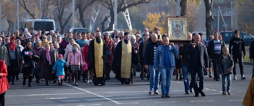 В Калинковичах состоялся ежегодный Крестный ход по городу с иконой Божией Матери «Юровичская-Милосердная»