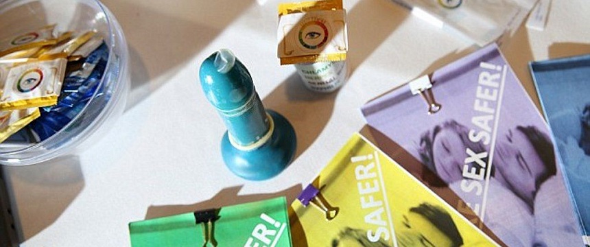 Группа английских школьников изобрела презервативы, определяющие ИППП