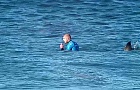 Трехкратный чемпион мира по серфингу подвергся нападению акулы (видео)