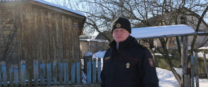 В Калинковичах милиционер вынес мужчину из задымленного дома