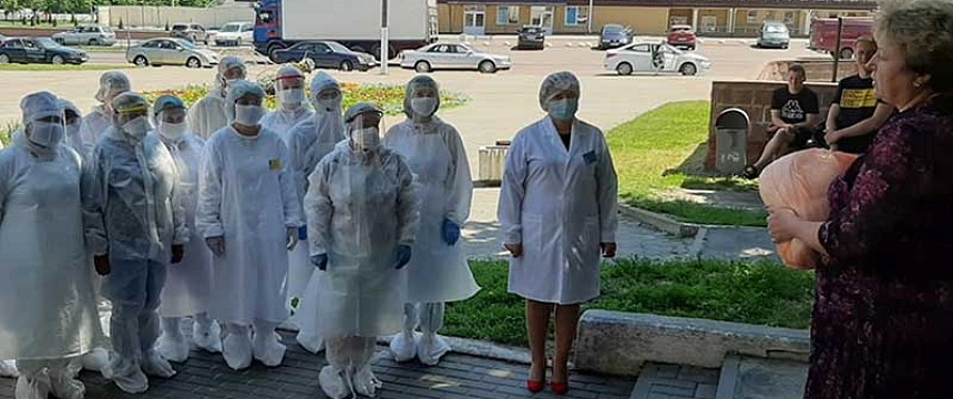 Марафон поддержки медиков продолжается: 670 защитных комбинезонов передали в Мозырскую поликлинику № 2