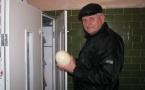 Продаю инкубатор на 60 сраусиных яйца  б/у 2000 руб. руководство по разведению страусов и бизнес-планы