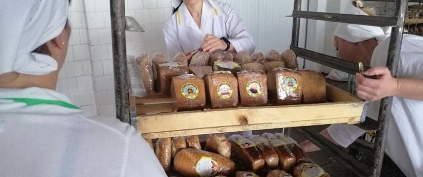 МЧС разместило тематические наклейки на продукции Мозырского хлебозавода