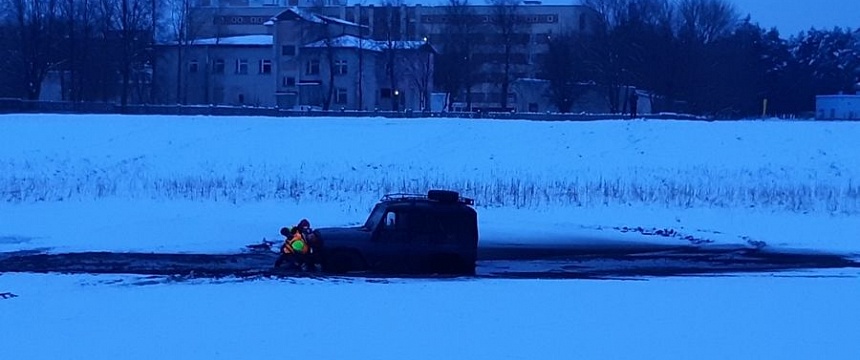 В Калинковичах машина провалилась под лед на озере – доставали спасатели.